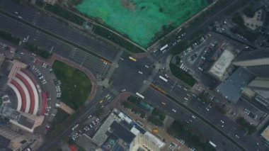 gündüz vakti aydınlatma qingdao şehri şehir merkezindeki ünlü trafik sokağı üst tarafı 4K çin.