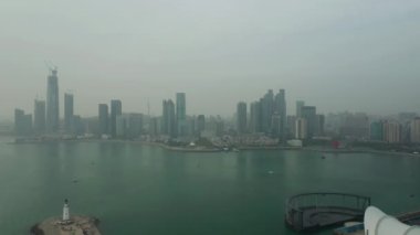 Güneşli bir gün Qingdao şehri Olimpiyat Körfezi deniz feneri şehir merkezindeki 4k porselen panorama