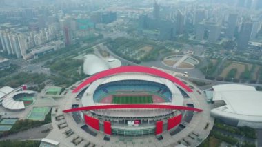 Şehrin havadan görünüşü ve Nanjing Olimpiyat Stadyumu, Çin 4K görüntü. 