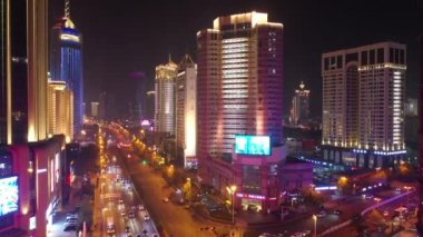 Gece aydınlatması qingdao şehri şehir merkezindeki ünlü trafik sokağı üst tarafı havadan 4K çin.