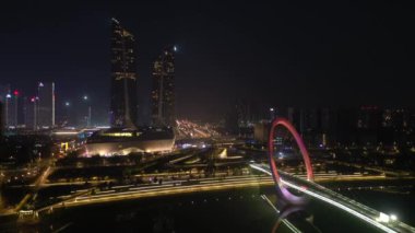 Nanjing Şehri üzerinde gece uçuşu. Hava trafiği. 4K görüntü.