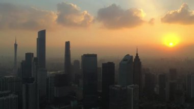 Akşam vakti Guangzhou endüstriyel şehir manzaralı hava manzarası. 4K Çin porseleni