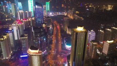 Gece aydınlatması qingdao şehri şehir merkezindeki ünlü trafik sokağı üst tarafı havadan 4K çin.