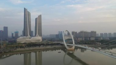 Nanjing Şehri üzerindeki gündüz uçuşu hava trafiği 4K görüntüsü