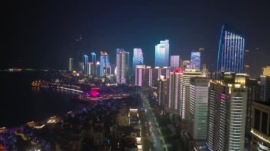 Gece aydınlatması qingdao şehri şehir merkezindeki ünlü trafik sokağı üst tarafı havadan 4K çin.