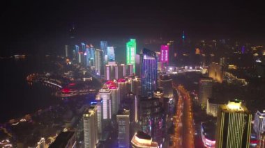 Gece aydınlatması qingdao şehri şehir merkezindeki ünlü trafik sokağı üst tarafı havadan 4K çin.