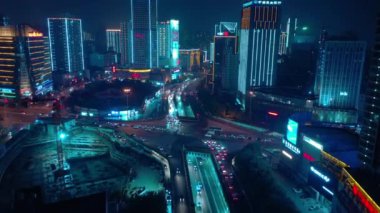 Gece vakti Changsha şehir merkezi trafik yolu kavşağı hava manzarası 4k porselen