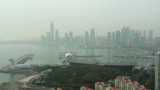 Soleado Día Qingdao Ciudad Famosa Centro Bahía Olímpica Faro Aéreo — Vídeos de Stock