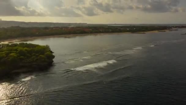 Удивительный закат над тропическим пляжем — стоковое видео