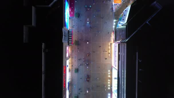 夜の時間Qingdao市のダウンタウンパノラマ4K中国を歩く — ストック動画