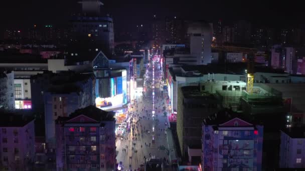 Noche Iluminación Qingdao Ciudad Famosa Centro Tráfico Calle Cruzando Carretera — Vídeo de stock