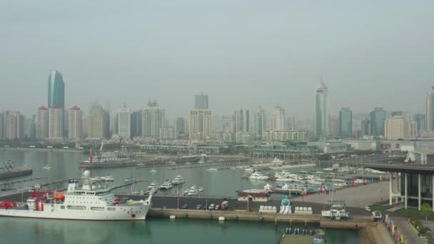 Solig Dag Qingdao Stad Känd Centrum Olympiska Bay Fyr Antenn — Stockvideo