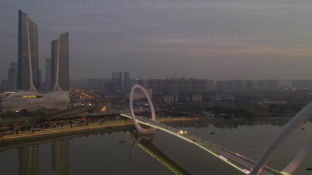 Kvällsflygning Över Nanjing City Trafik Antenn Panorama Bilder — Stockvideo