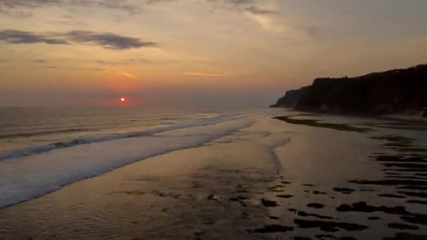 Fantastisk solnedgång över den tropiska stranden — Stockvideo