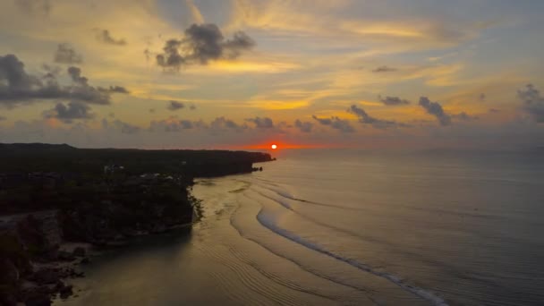 Geweldige zonsondergang boven het tropische strand — Stockvideo