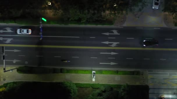 Nacht Beleuchtung Qingdao Stadt Berühmt Innenstadt Verkehr Straße Kreuzung Antenne — Stockvideo