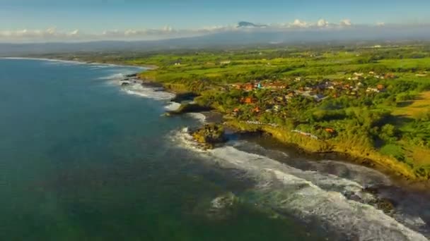 Wspaniały zachód słońca nad tropikalną plażą — Wideo stockowe