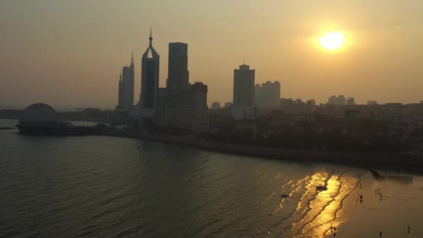 Napsütéses Nap Qingdao Város Híres Belvárosi Olimpiai Öböl Világítótorony Légi — Stock videók