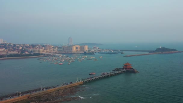 Soleado Día Qingdao Ciudad Famosa Centro Bahía Olímpica Faro Aéreo — Vídeos de Stock