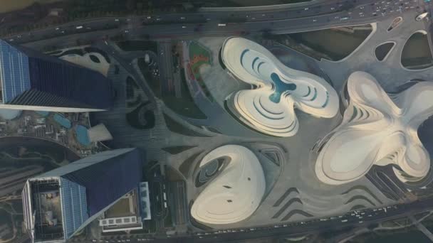 昼間昌沙市有名な国際文化芸術センター川沿い湾の空中パノラマ4K中国 — ストック動画