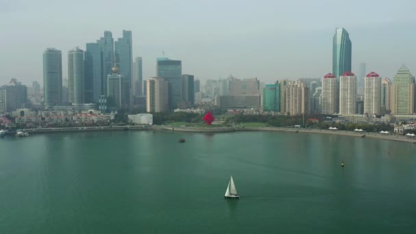 Sonniger Tag Qingdao Stadt Berühmte Innenstadt Olympische Bucht Leuchtturm Antennenpanorama — Stockvideo