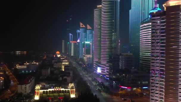 Noche Iluminación Qingdao Ciudad Famosa Centro Tráfico Calle Cruzando Carretera — Vídeos de Stock