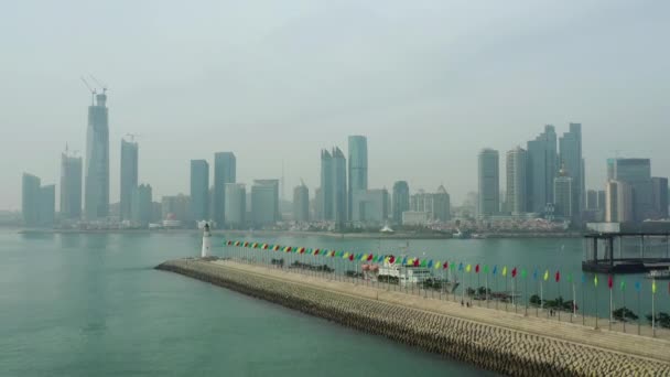 Ensolarado Dia Qingdao Cidade Famoso Centro Cidade Baía Olímpica Farol — Vídeo de Stock