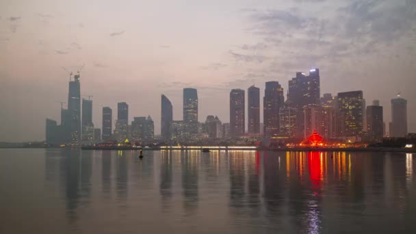 Vuelo Día Soleado Sobre Famosa Bahía Qingdao Monumento Plaza Plaza — Vídeos de Stock