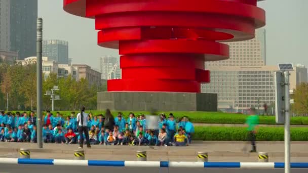 Solig Dag Flygning Över Qingdao Stad Berömda Bay Monument Torget — Stockvideo