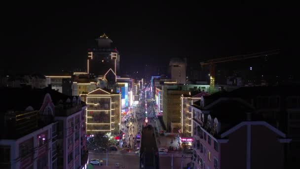 Noche Iluminación Qingdao Ciudad Famosa Centro Tráfico Calle Cruzando Carretera — Vídeo de stock