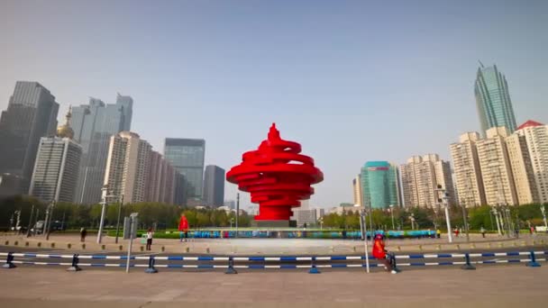 Vuelo Día Soleado Sobre Famosa Bahía Qingdao Monumento Plaza Plaza — Vídeos de Stock