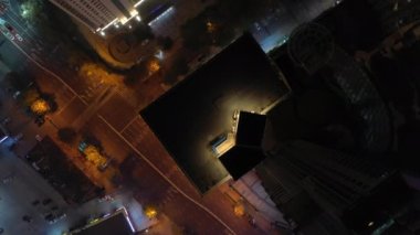 Gece aydınlatması qingdao şehri şehir merkezindeki ünlü trafik sokağı üst tarafı havadan 4K çin.