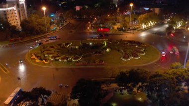 Nanjing Şehri üzerinde gece uçuşu. Hava trafiği. 4K görüntü.