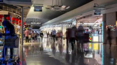 Bangkok sokaklarında insanlar var.