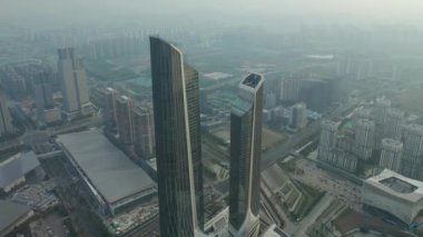 Nanjing Şehri üzerindeki gündüz uçuşu hava trafiği 4K görüntüsü
