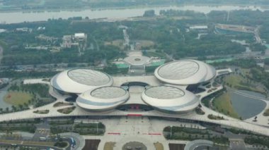 Gündüz vakti Nanjing şehri büyük tiyatro kompleksi gökyüzü manzarası 4k porselen