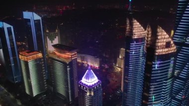 Gece aydınlatması qingdao şehri şehir merkezindeki ünlü trafik sokağı üst tarafı havadan 4K çin.