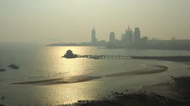 Qingdao üzerinden gündüz uçuşu şehir merkezindeki körfez havacılık panoraması 4k porselen