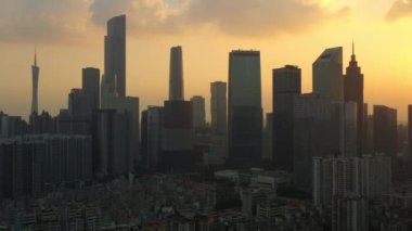 Akşam vakti Guangzhou endüstriyel şehir manzaralı hava manzarası. 4K Çin porseleni