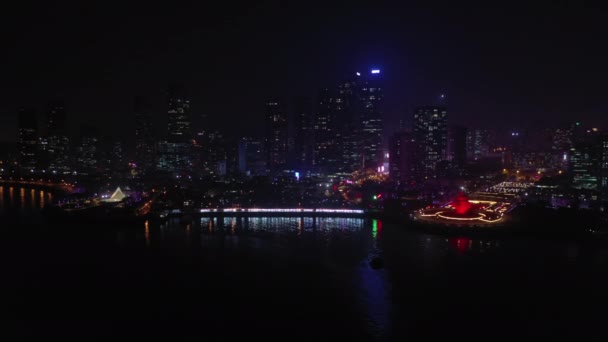 夜间照明青岛市著名的商业街交叉口空中下坠4K中国 — 图库视频影像