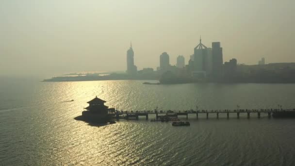 Giorno Volo Sopra Qingdao Città Centro Baia Aerea Panorama Porcellana — Video Stock