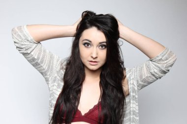 Güzel esmer pozlar kadın iç çamaşırı