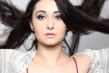 Güzel esmer pozlar kadın iç çamaşırı