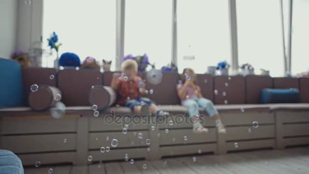 Kinderen blazen van zeepbellen en plezier. — Stockvideo