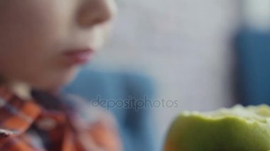 Küçük çocuk elma ısırma