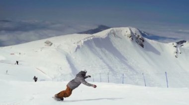 Etkin adam snowboard yamaçta sürme.