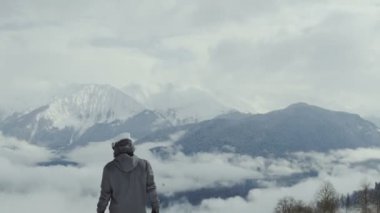 Etkin adam snowboard yamaçta sürme.