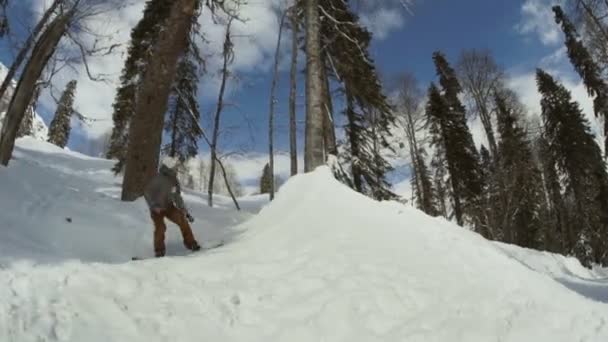 Snowboardåkare med snowboard hoppa mycket högt — Stockvideo