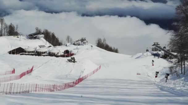 Hombre activo snowboarder montar en la pendiente . — Vídeo de stock