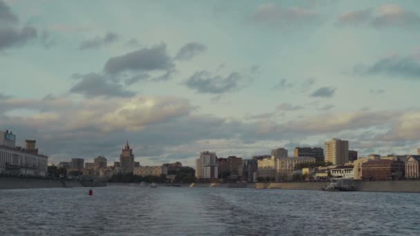 La vista desde el barco que navega por el río Moscú — Vídeo de stock